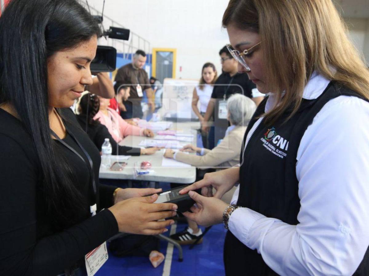 Ana Paola Hall ejerce su voto y llama a una jornada electoral responsable