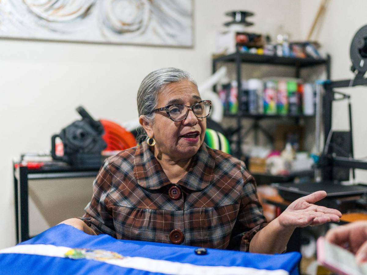 Así luce la nueva banda presidencial, obra de María de los Ángeles Moncada