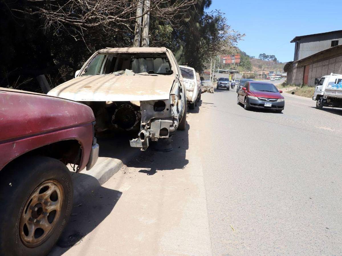 Los pocos espacios para peatones están invadidos. Las chatarras también estorban en las pocas aceras que tiene el tramo.