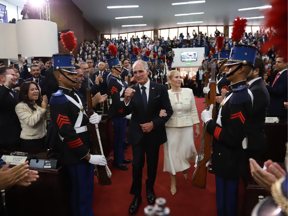 Diputados llegando en bus y comiendo mango: curiosidades de la toma de posesión de Nasry Asfura