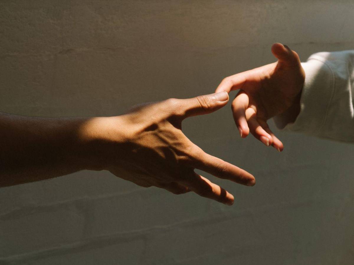 Cae joven acusada de abusar de dos menores cada vez que visitaban a su padre en SPS