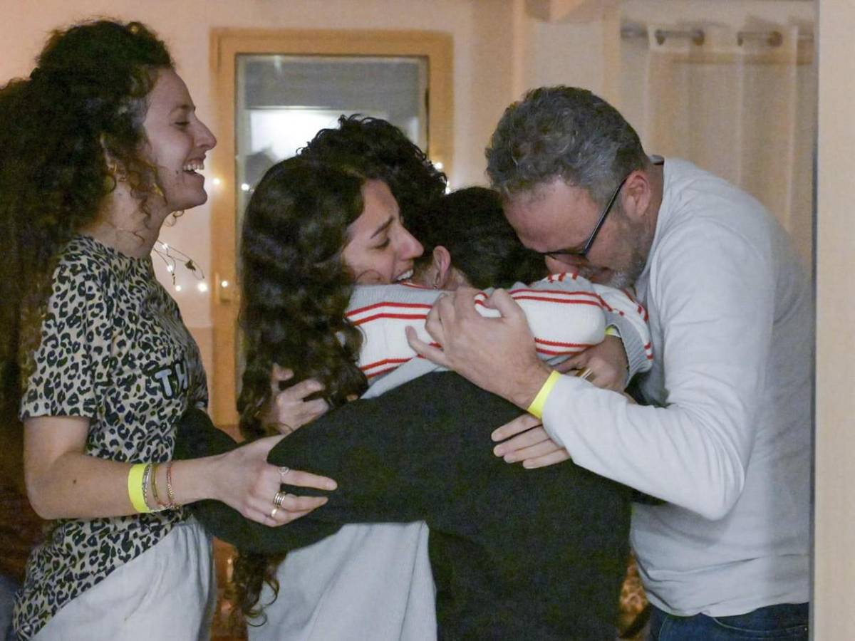 Dramático reencuentro entre rehenes liberadas por Hamás y sus familias