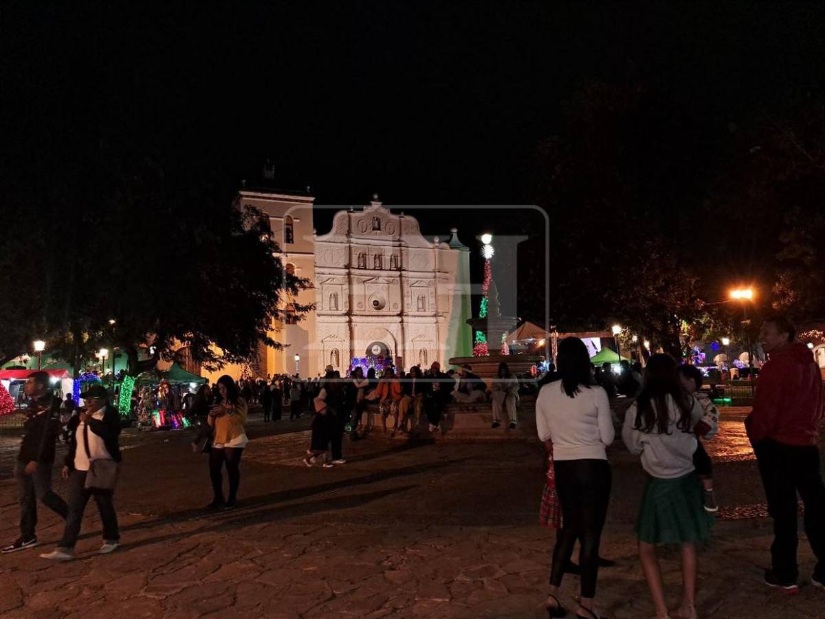 Comayagua recibe 2026 con luces frente a su icónica catedral