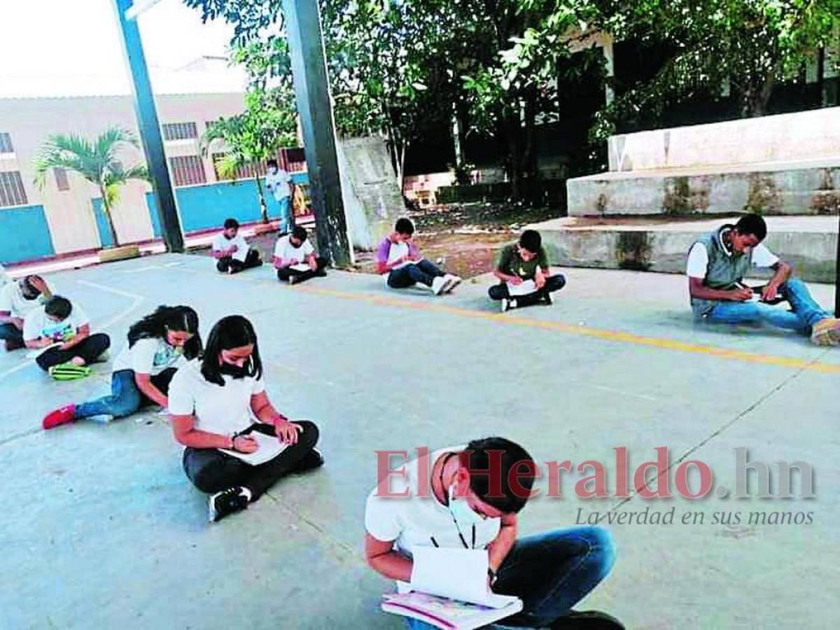 En el piso reciben clases niños de centro básico modelo en Juticalpa, Olancho
