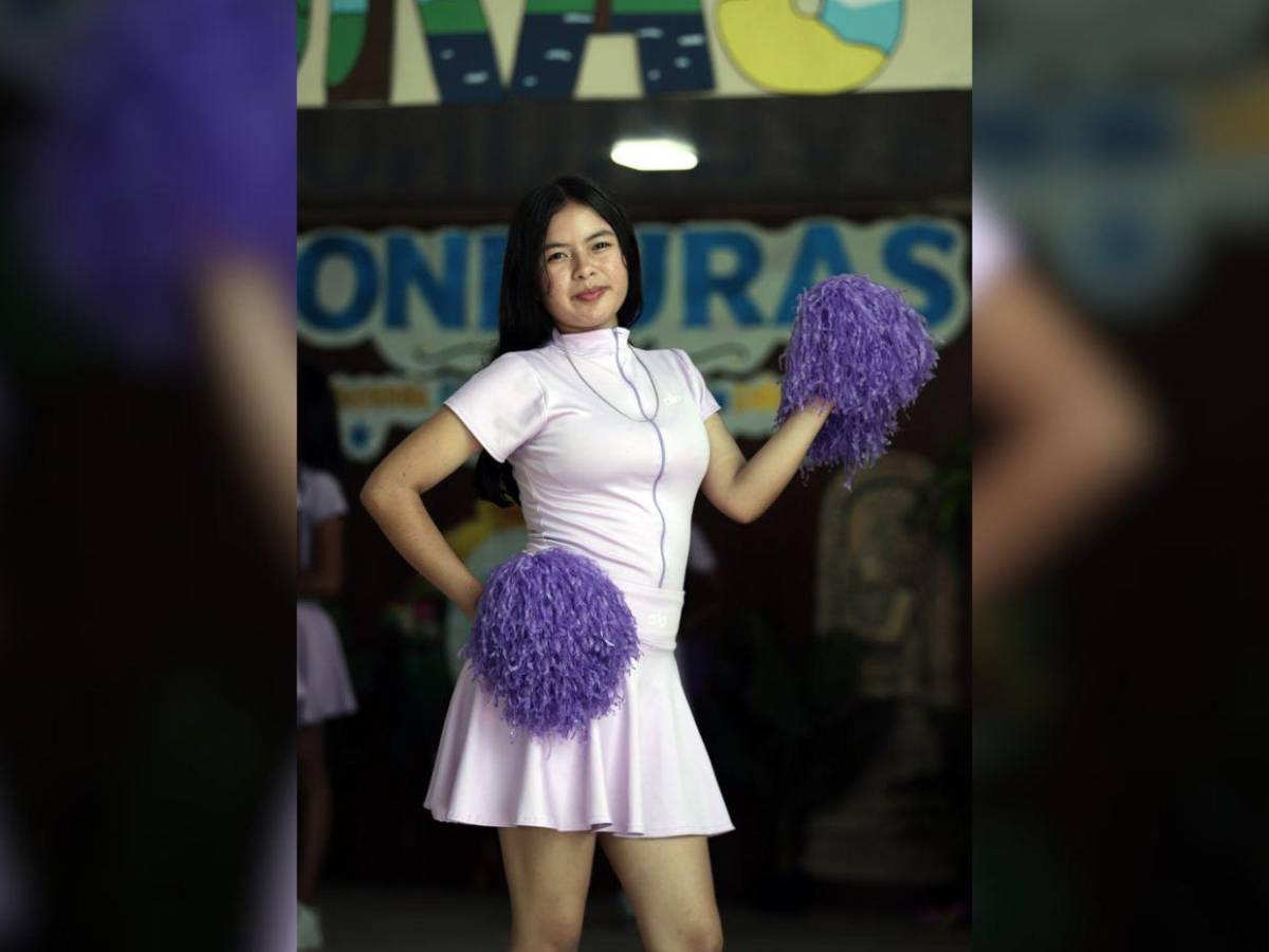Pomponeras del Instituto Monterrey se preparan para los desfiles patrios
