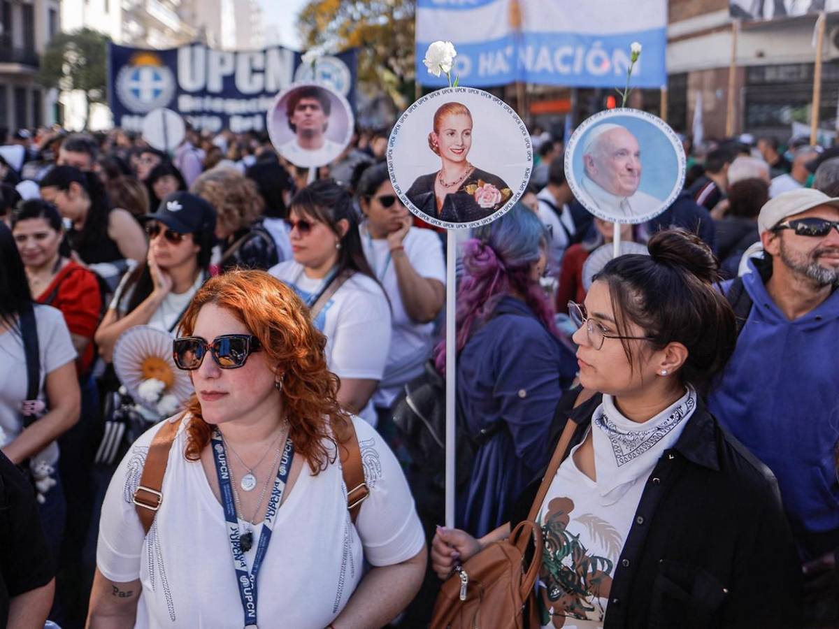 Masiva marcha sindical en Argentina contra Milei y en homenaje al papa Francisco