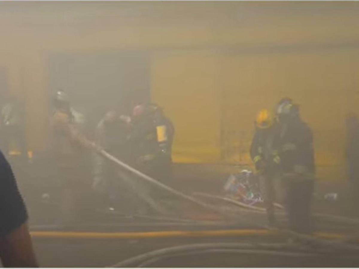 Imágenes del pavoroso incendio en una bodega en el mercado Zonal Belén