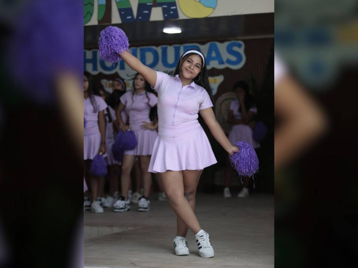 Pomponeras del Instituto Monterrey se preparan para los desfiles patrios