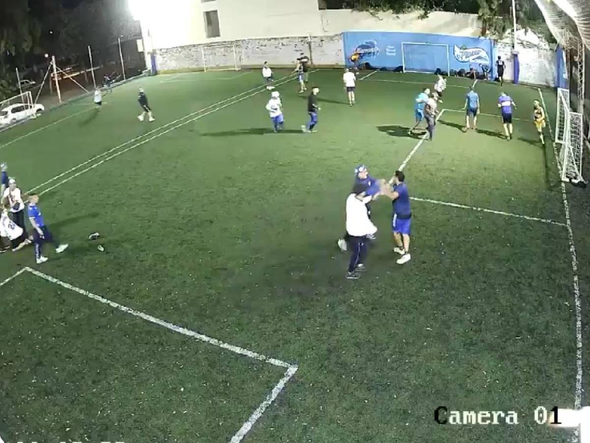 Grupo de barristas ataca a policías en cancha de fútbol rápido: Hubo disparos