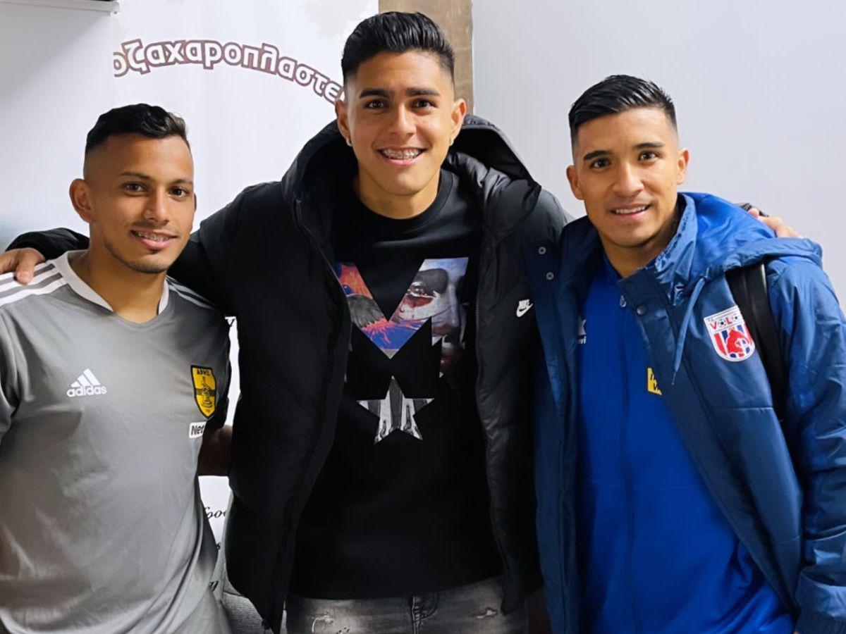 Los hondureños Edwin Rodríguez, Luis Palma y Michaell Chirinos compartieron un momento tras el juego.