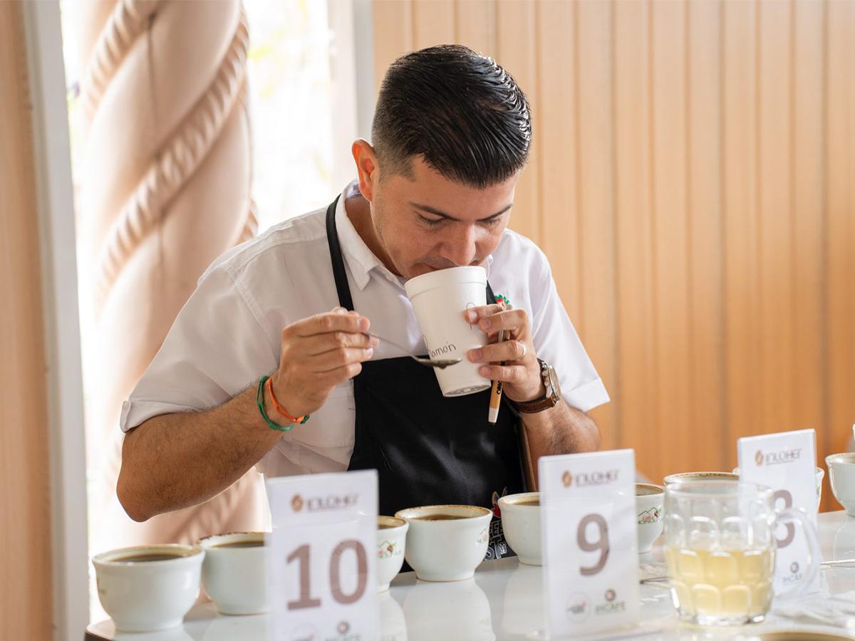 <i>Descubriendo los exquisitos sabores del café hondureño en una emocionante sesión de catación en el Honduras Origin Coffee Fest 2024.</i>
