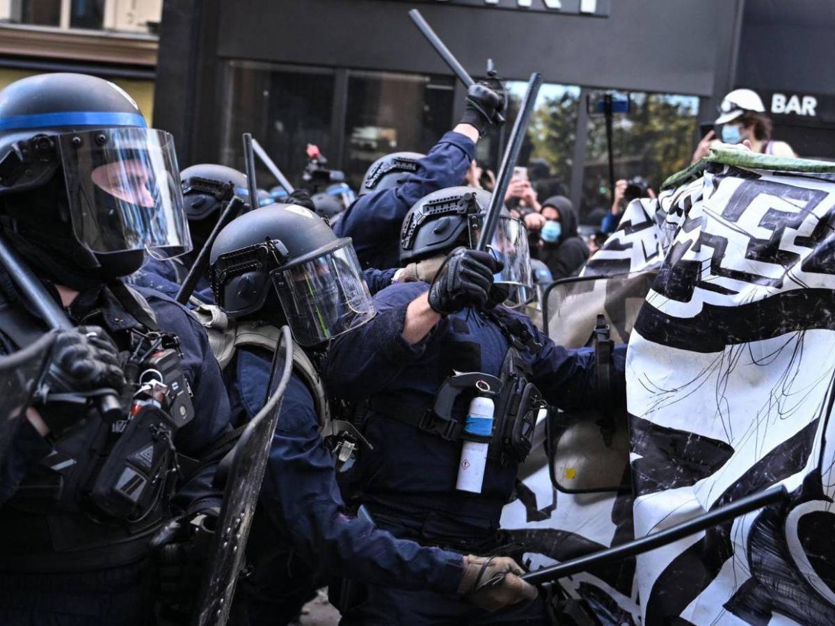 Saqueo de un instituto y choques con la Policía marcan protestas en Francia
