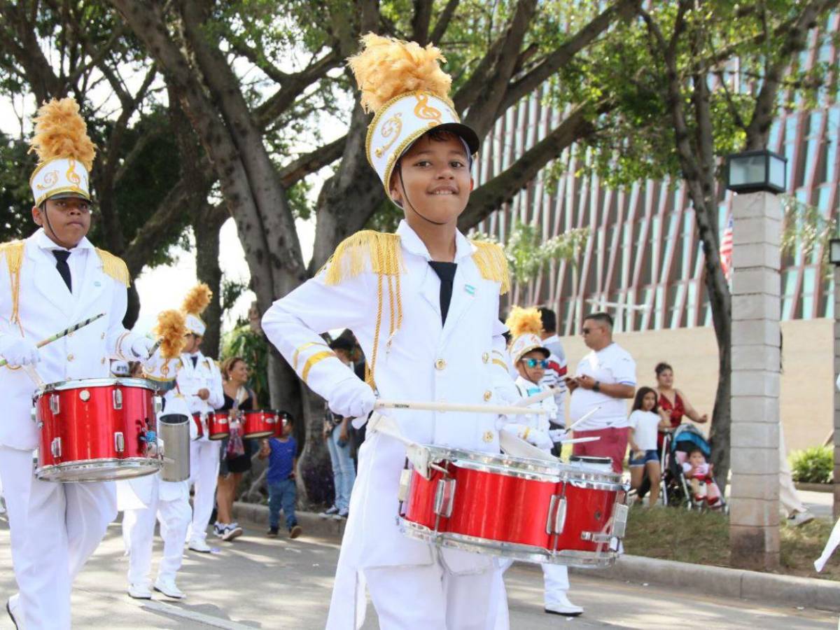 Centros educativos celebraron independencia con música y baile en los desfiles por toda Honduras