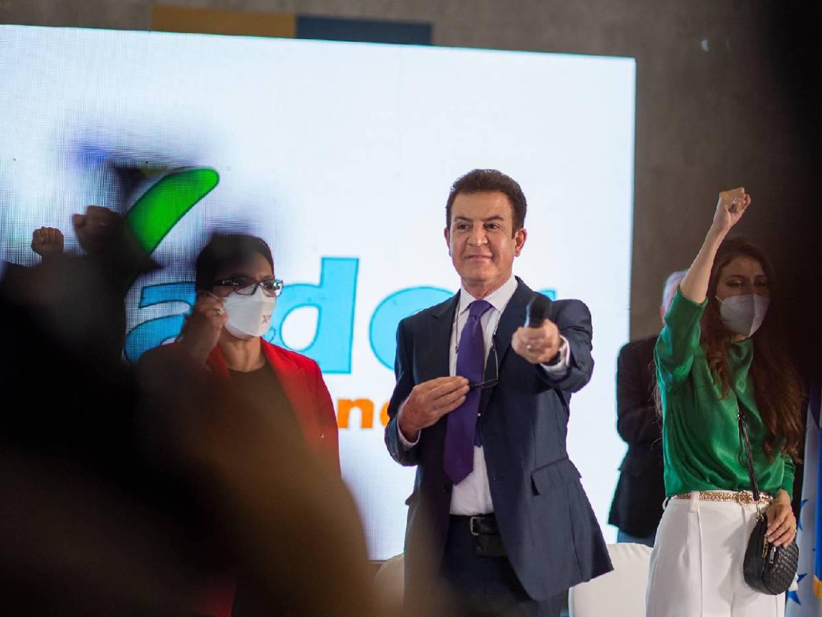 Salvador Nasralla, el narrador deportivo que lidera la carrera por la presidencia en Honduras