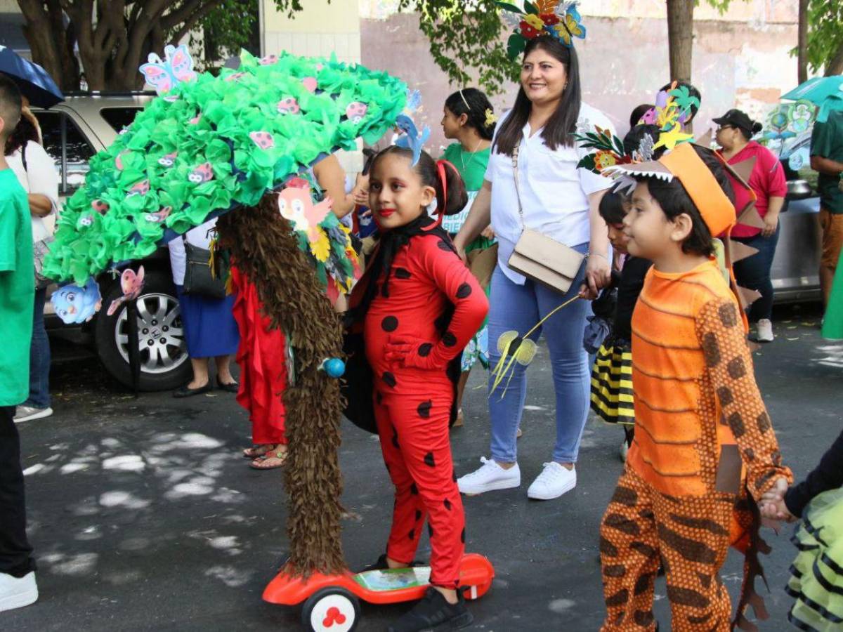 Hondureñitos demuestran su amor por la flora y la fauna en desfiles patrios 2025