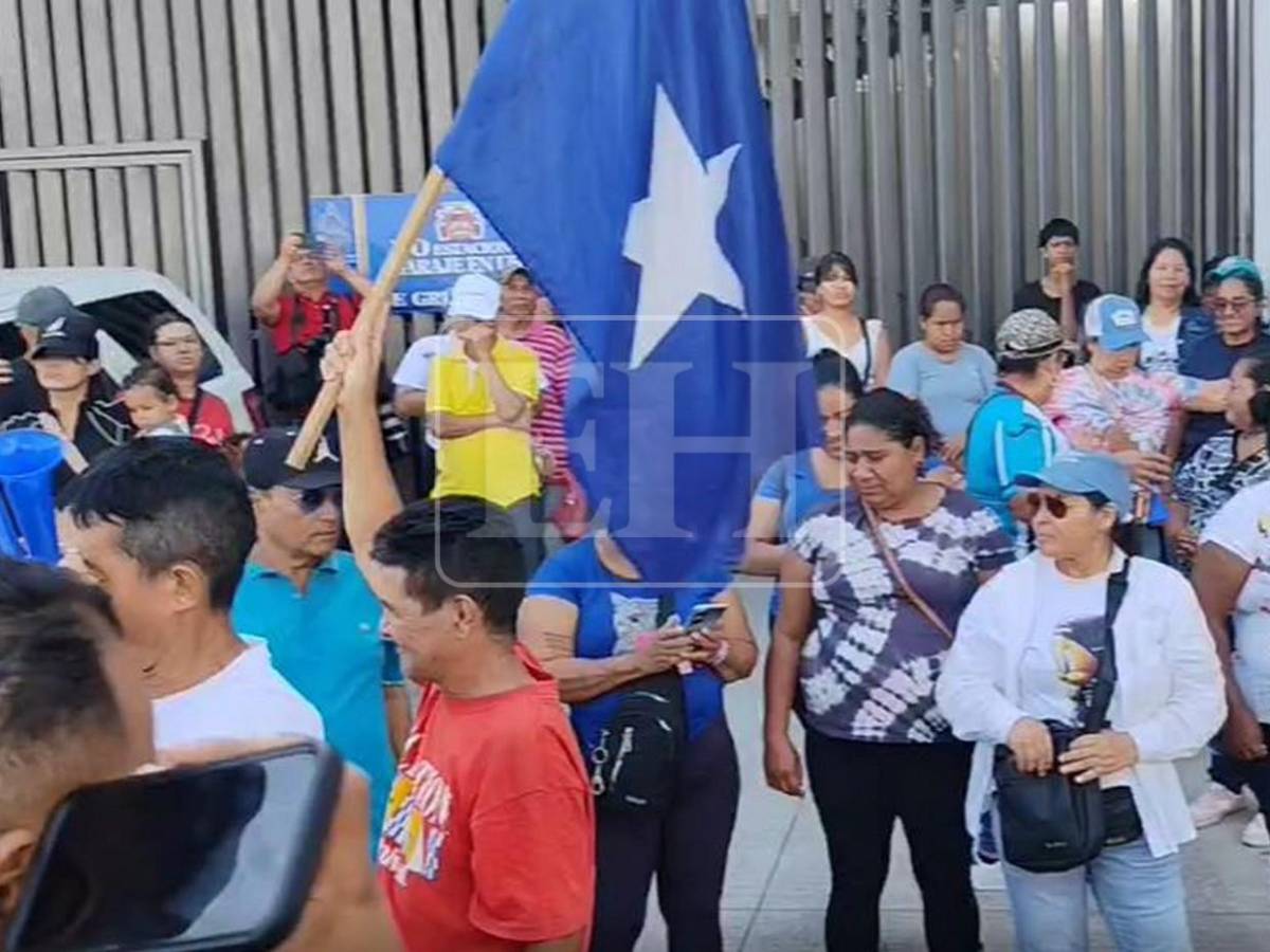 Militantes del Partido Nacional llegan a la CSJ a respaldar a Juan Orlando Hernández