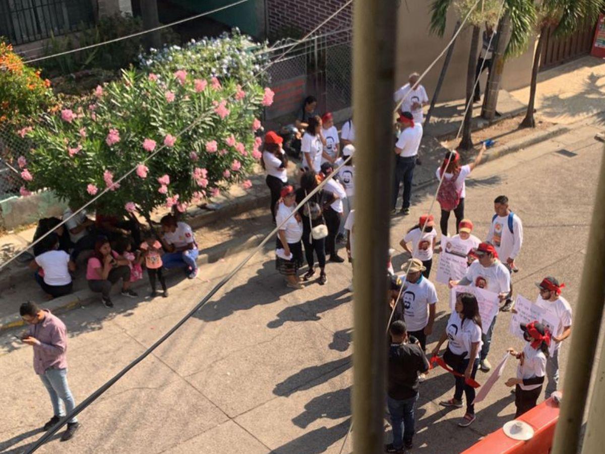 “Justicia para Rafa”, exigen familiares durante audiencia inicial contra Miguel Navarro