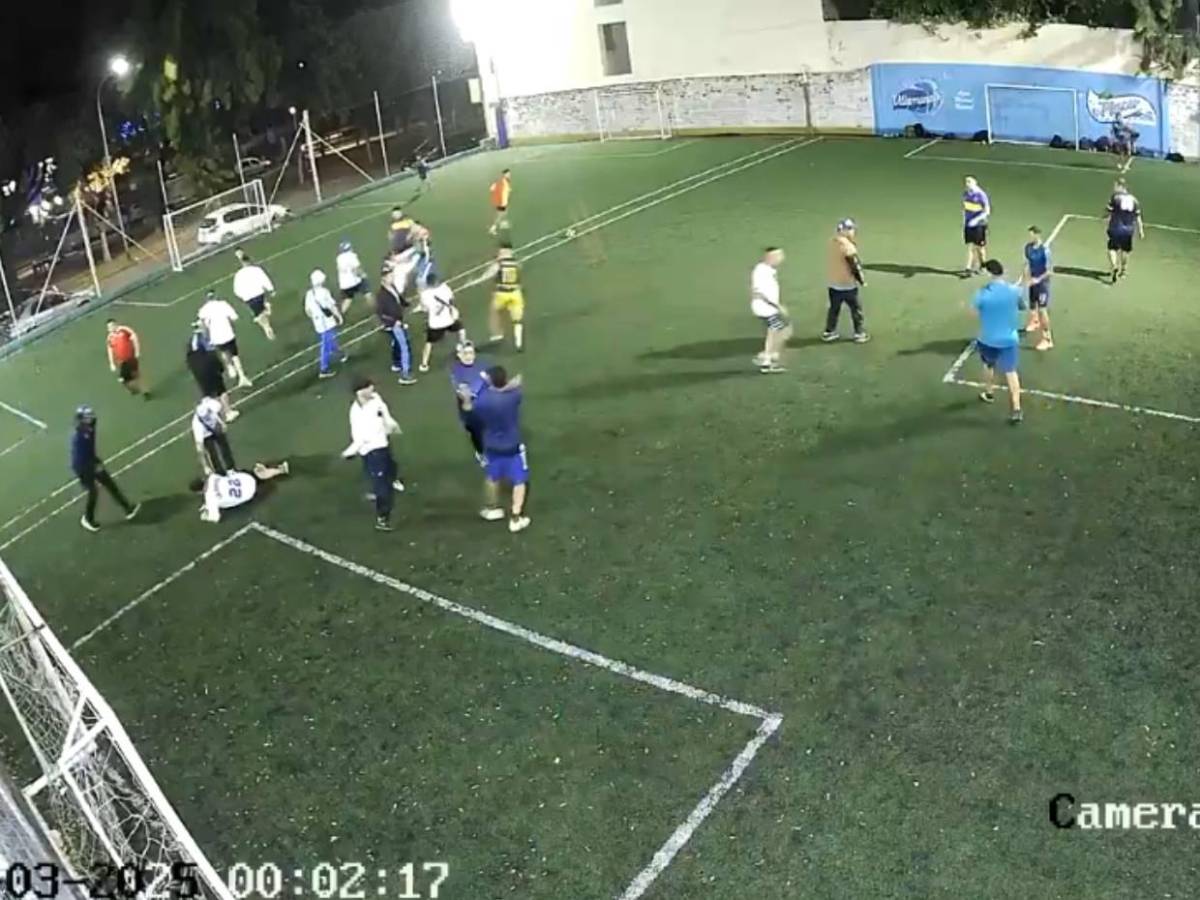 Grupo de barristas ataca a policías en cancha de fútbol rápido: Hubo disparos