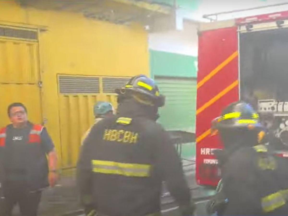 Imágenes del pavoroso incendio en una bodega en el mercado Zonal Belén