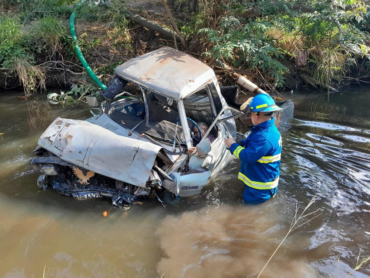 Un muerto y seis heridos tras volcar carro y caer a un río en Comayagua
