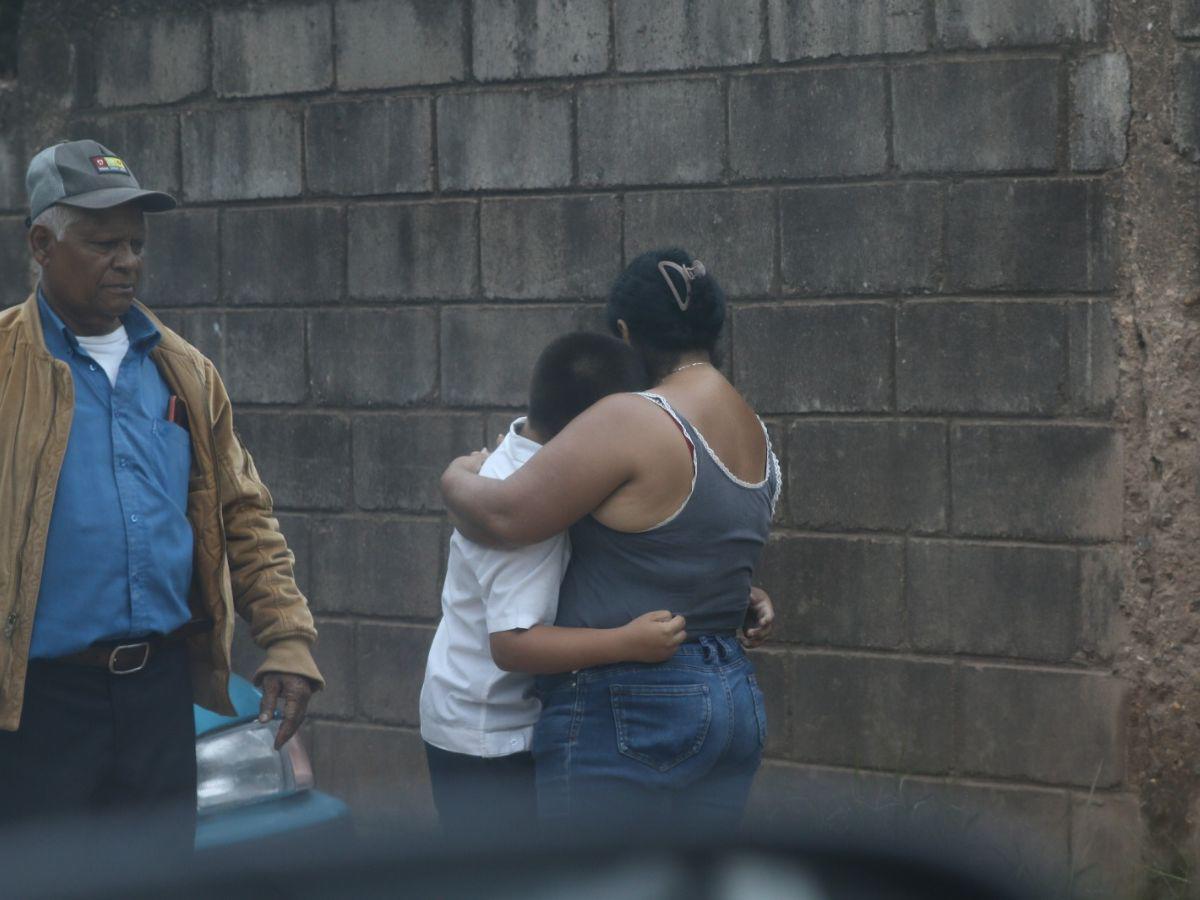 Dolor e impotencia: Familiares lloran muerte de policías en Comayagüela