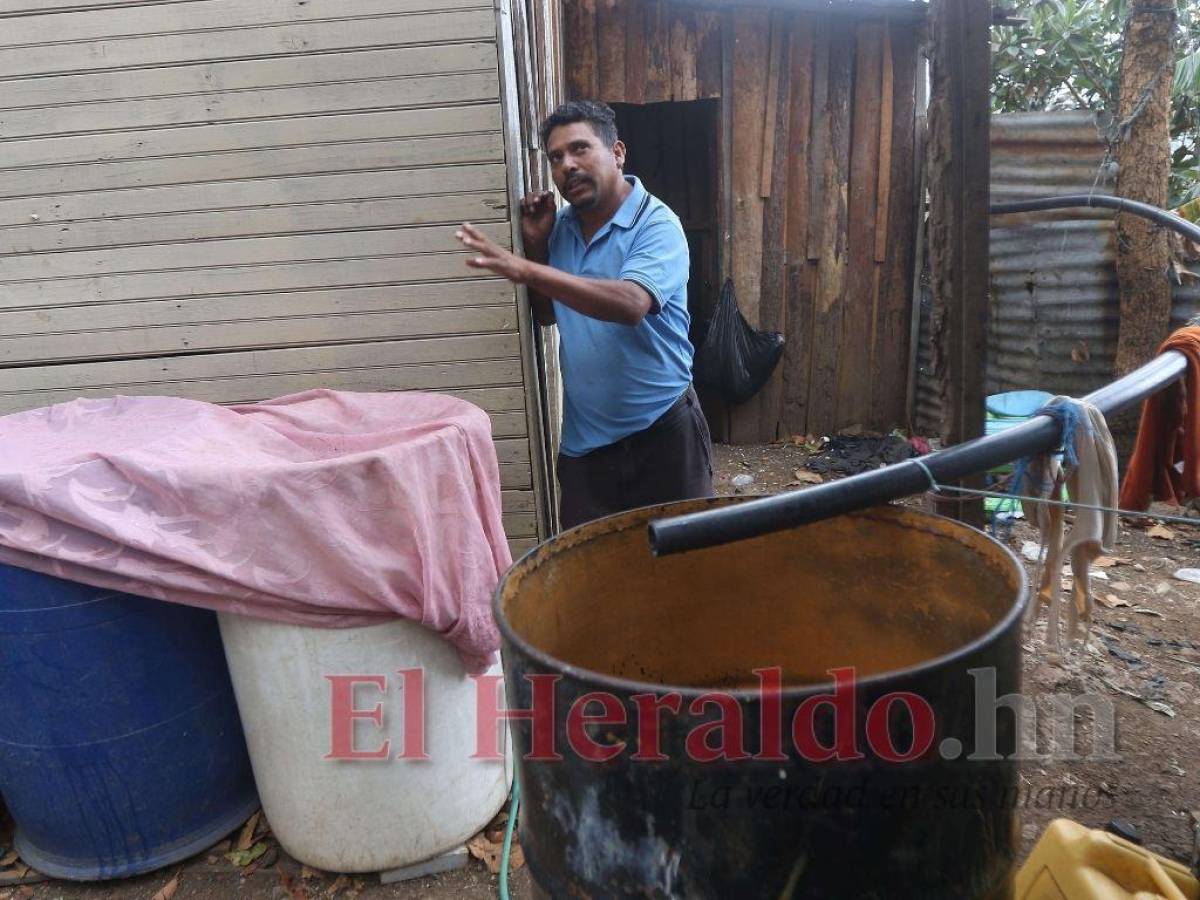 Muchos de los pobladores de las zonas altas de la ciudad utilizan un barril de agua para asearse, no hay acceso a una ducha.