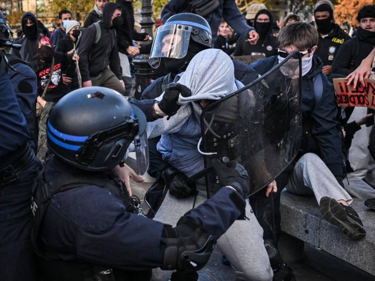 Saqueo de un instituto y choques con la Policía marcan protestas en Francia