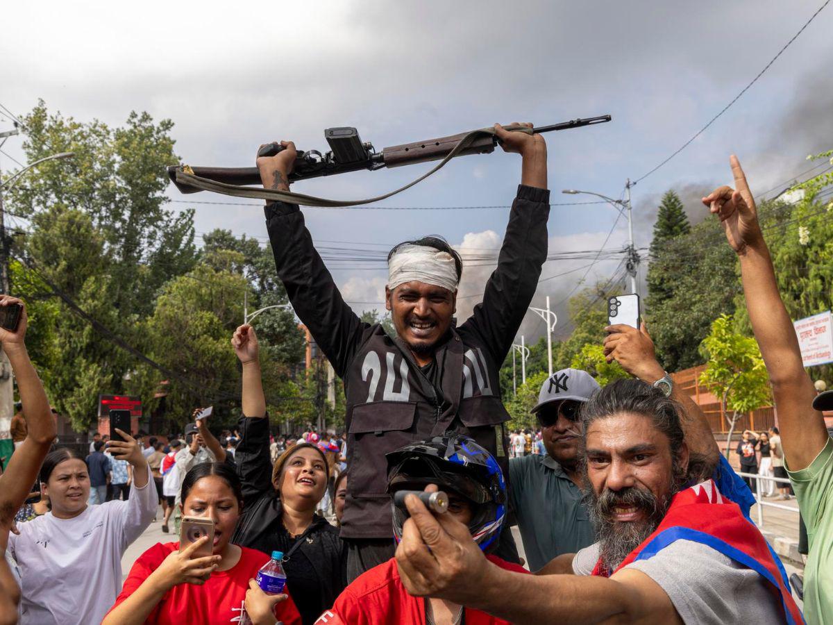 Millenials desatan caos en Nepal: 25 muertos, 400 heridos y ataques a líderes políticos
