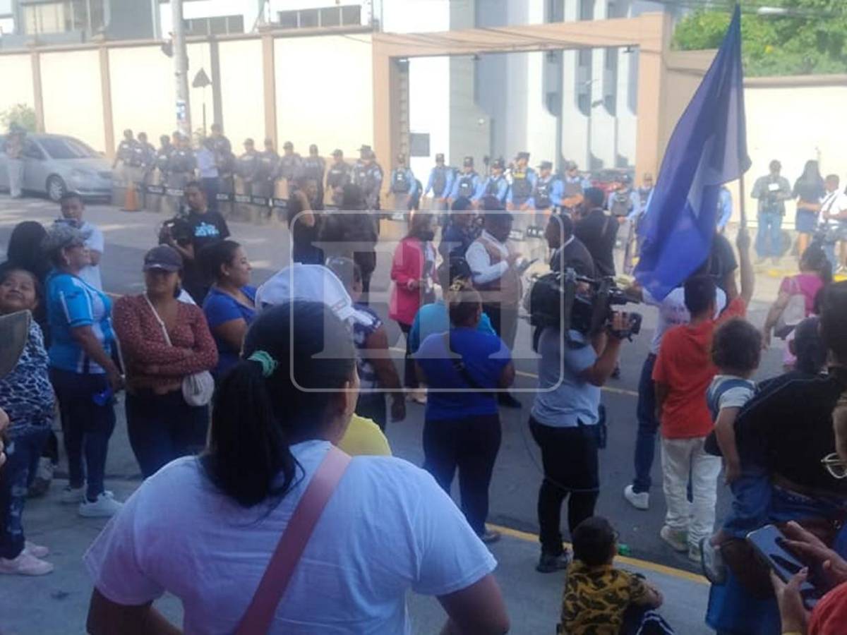 Militantes del Partido Nacional llegan a la CSJ a respaldar a Juan Orlando Hernández