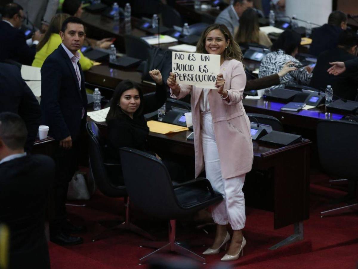 Empujones y gritos en el Congreso tras lectura de denuncia de juicio político