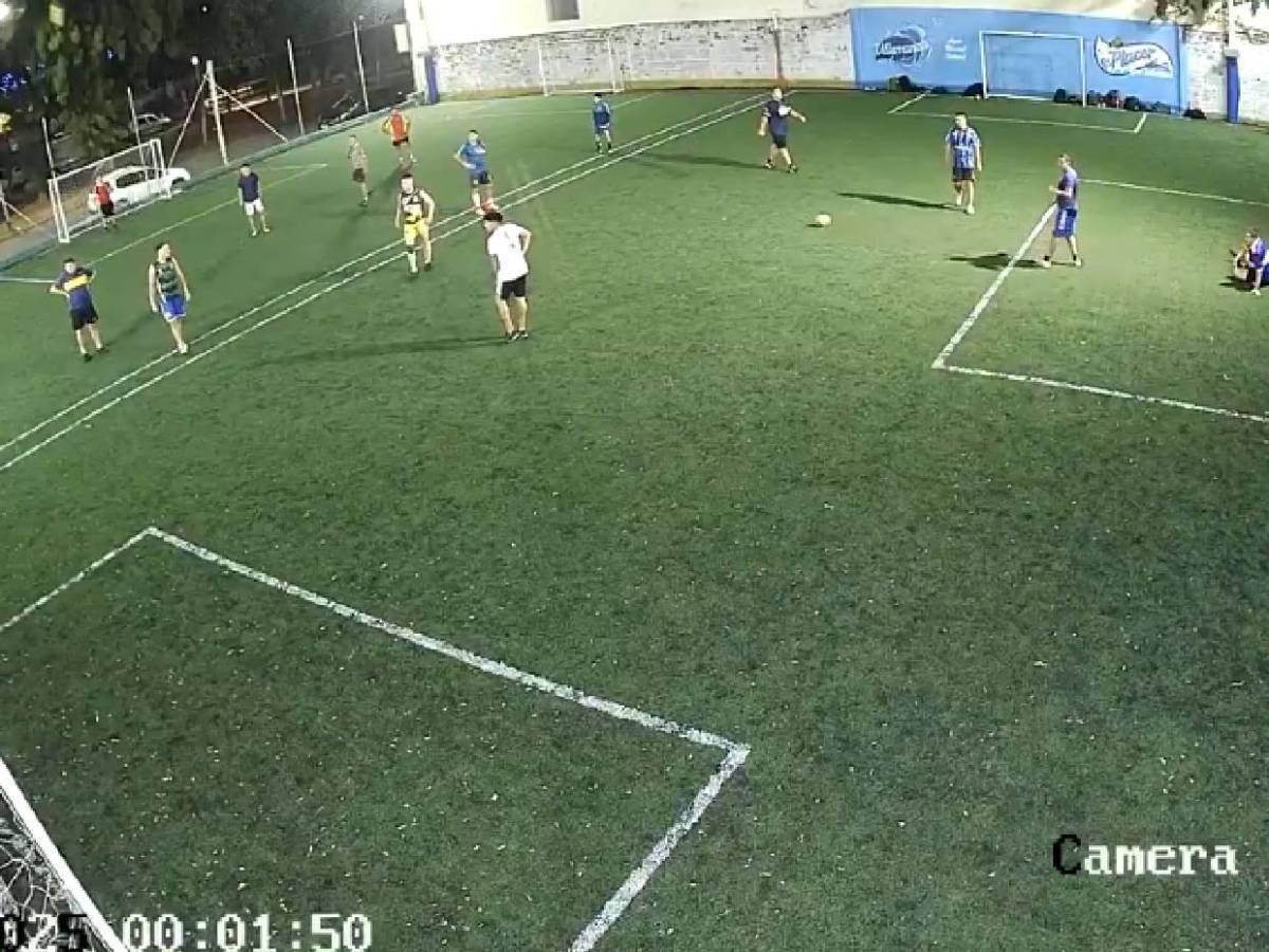 Grupo de barristas ataca a policías en cancha de fútbol rápido: Hubo disparos
