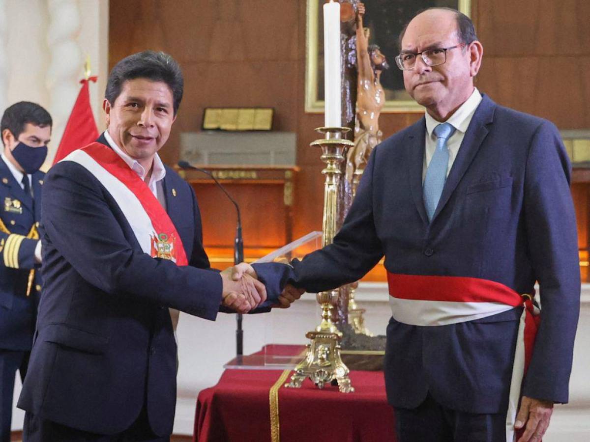 El presidente de Perú juramenta a nuevo canciller