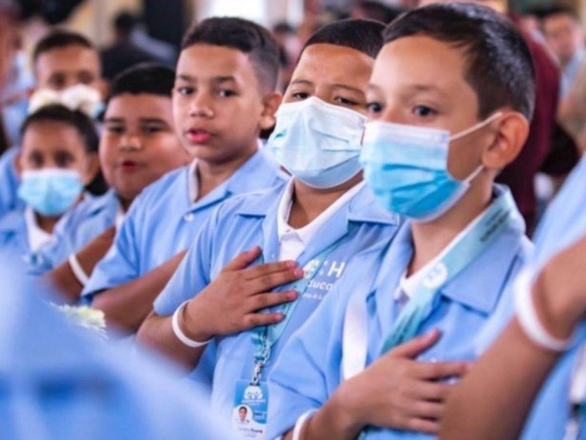 Gabacha azul turquesa, el nuevo uniforme que usarán los estudiantes en Honduras en 2023