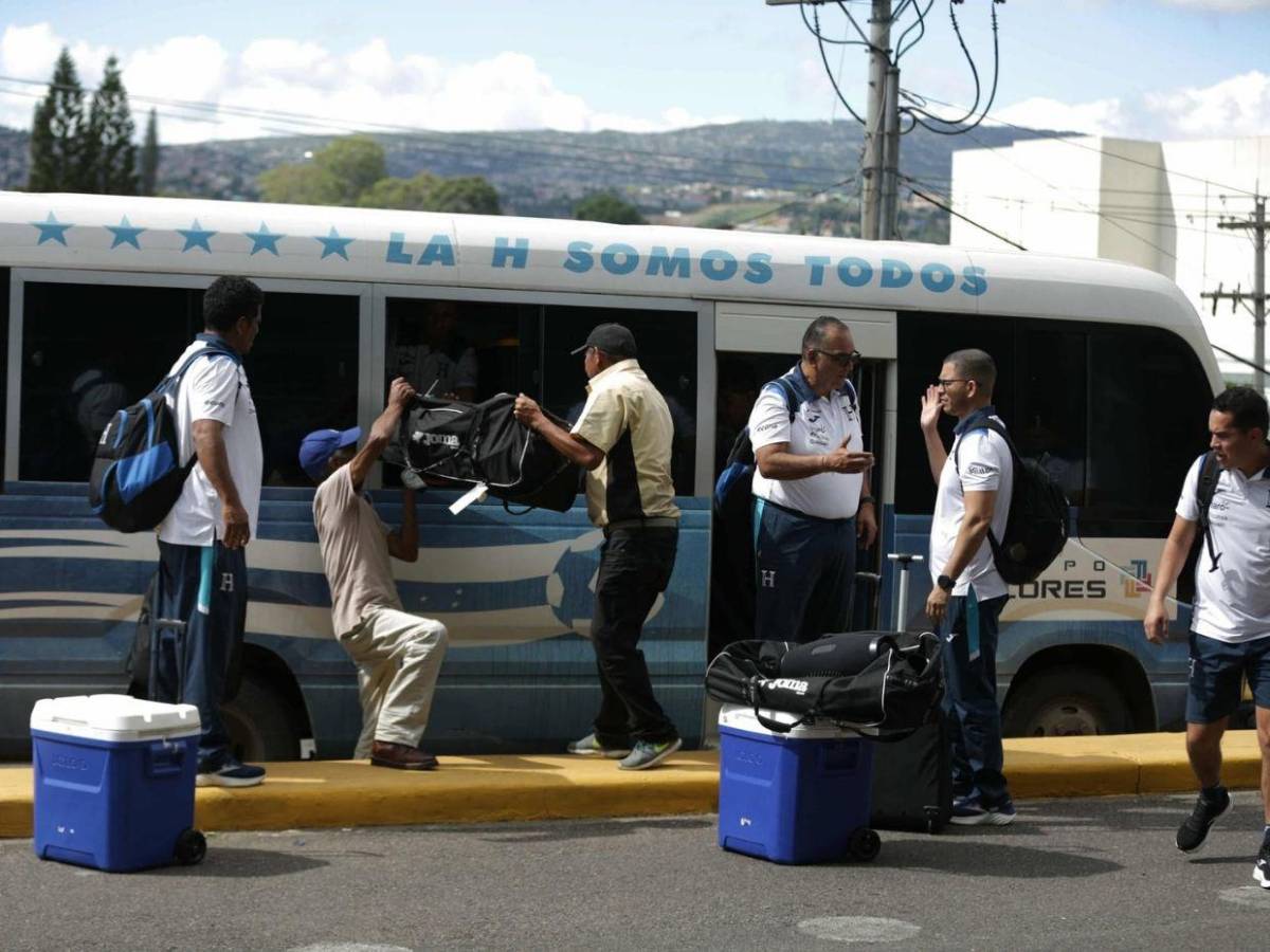 Selección de Honduras llega al país: directivos y jugadores con caras largas