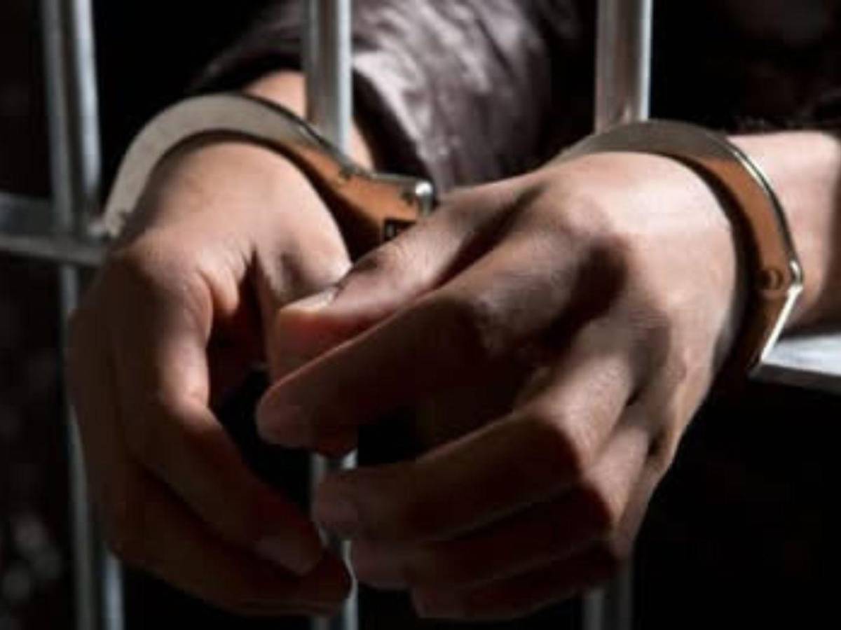 Profesor creó red de pedofilia para grabar como abusaban de su hijastra en Chile