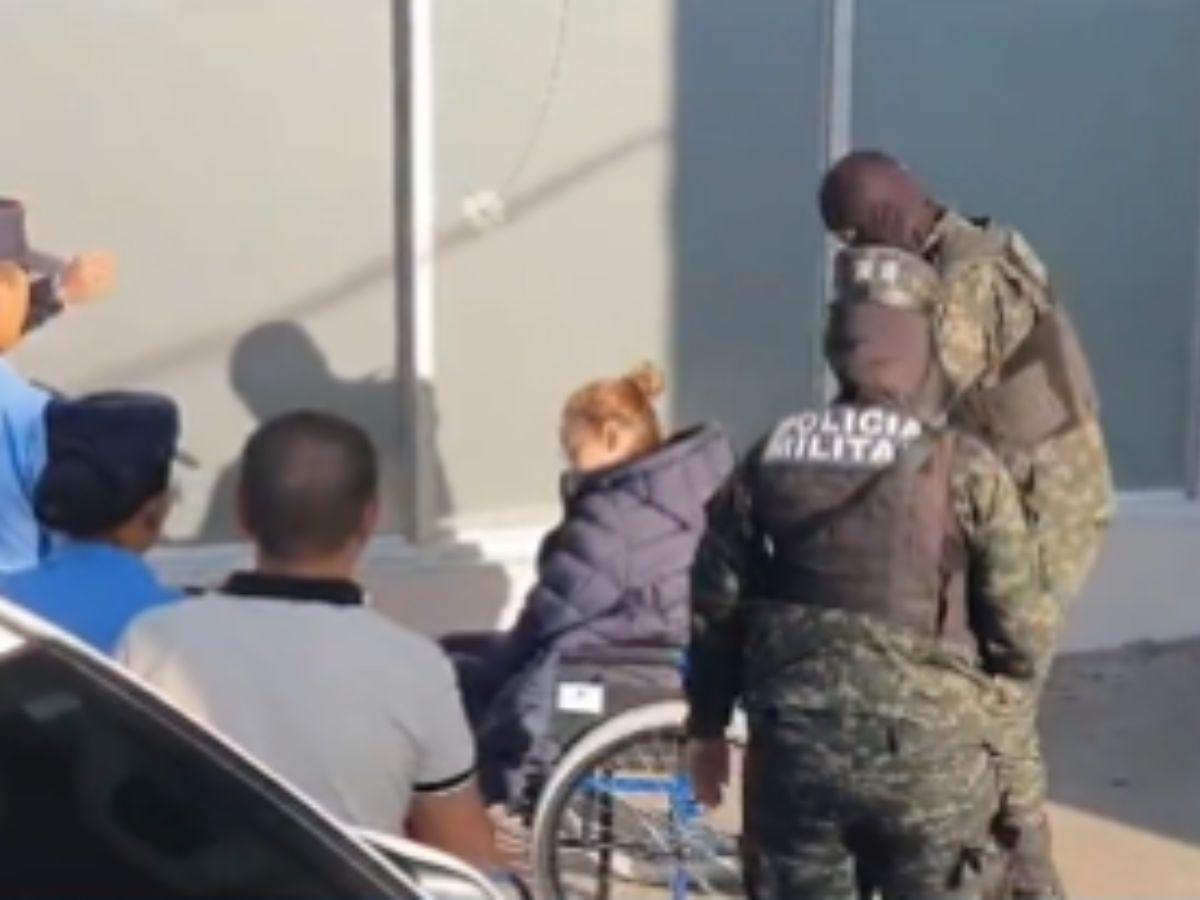 En silla de ruedas llega exministra Rocío Tábora a audiencia inicial