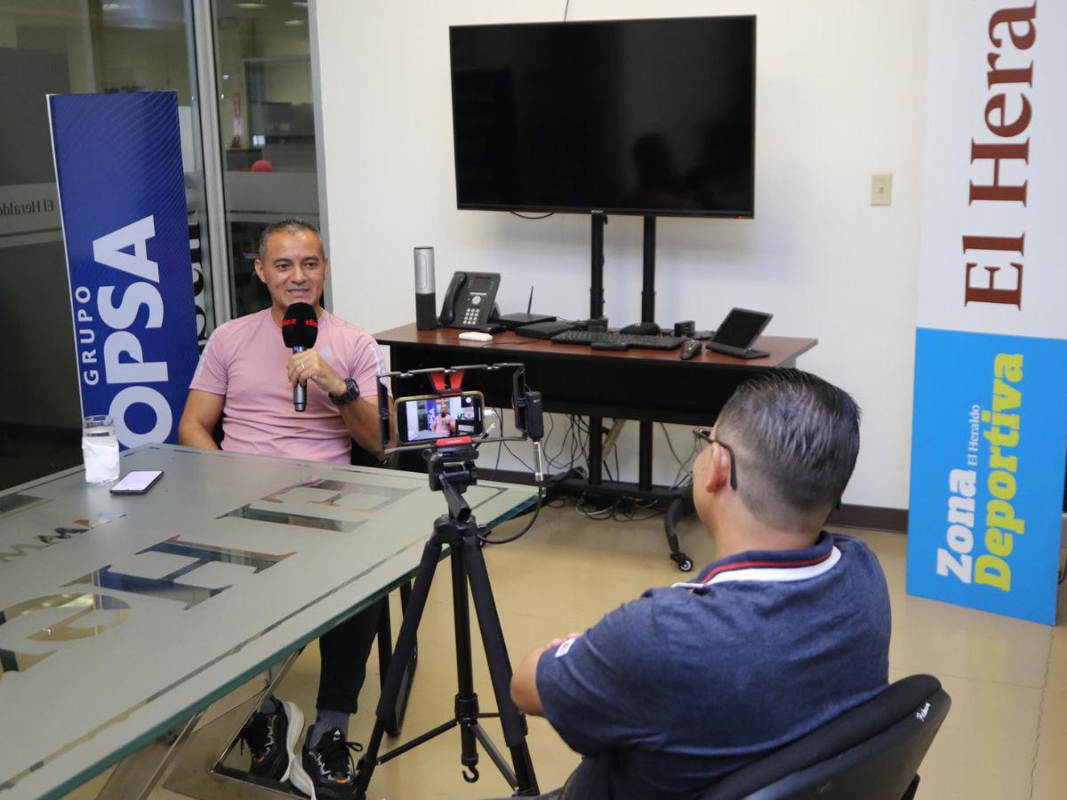 El árbitro Melvin Matamoros durante la charla con el periodista Erlin Varela. El juez contó anécdotas que no habían salido a la luz pública.
