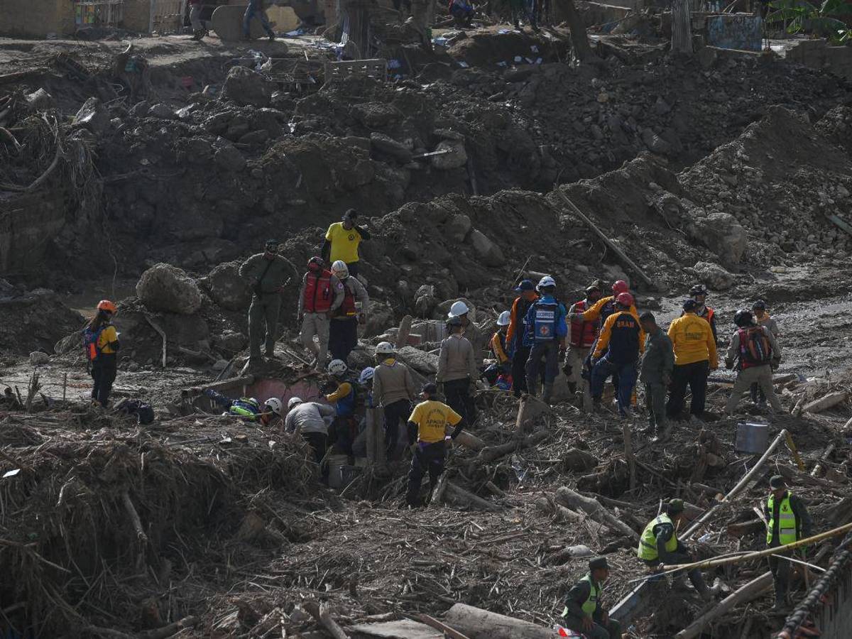 Recuperan 50 cuerpos del deslave que cubrió pueblo venezolano