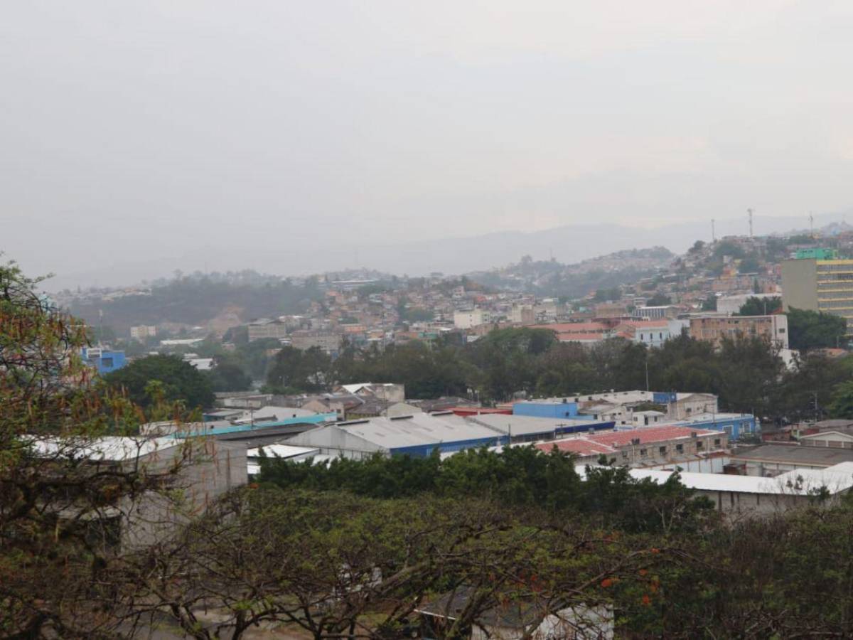 Fiel a la tradición: refrescante lluvia cayó sobre la capital en el Día de la Cruz