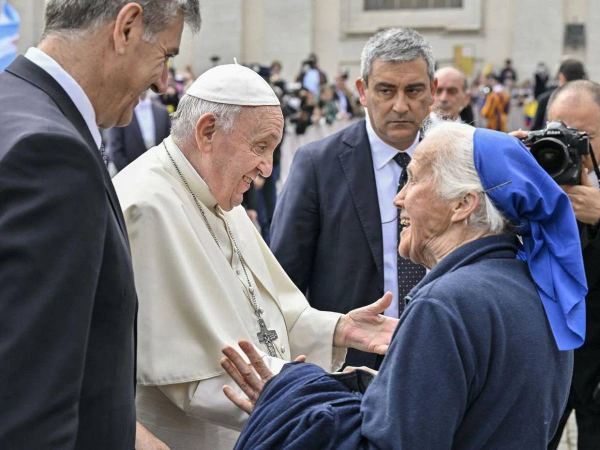 ¿Quién es la monja amiga del papa Francisco que lloró frente a su ataúd?