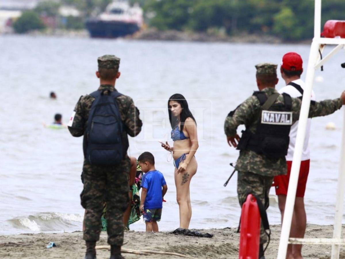 Sol, arena y mar: así se vive la Semana Morazánica en Playa de la Coca-Cola en Puerto Cortés