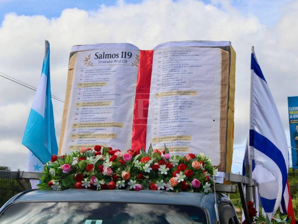 Carrozas, cantos y fe: así se desarrolla el Día Nacional de la Biblia en Tegucigalpa