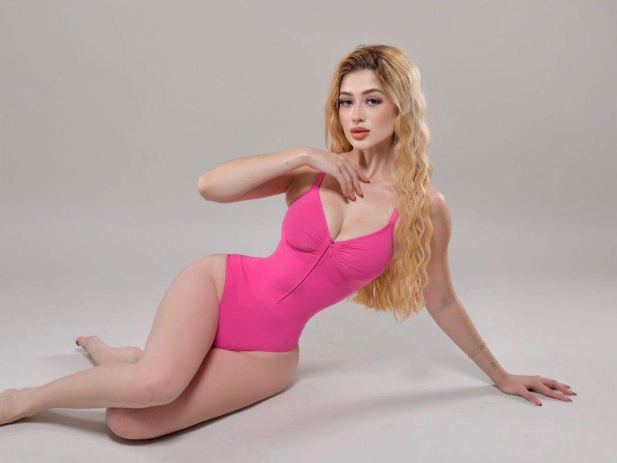 Con flores, maquillaje y muñecas: así luce la tumba de Valeria Márquez en México