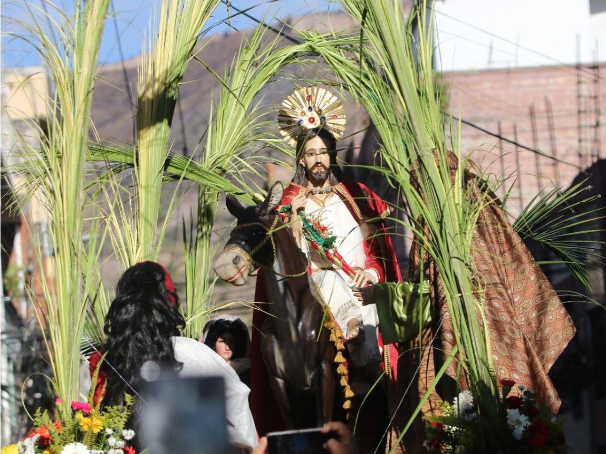 Con cantos y palmas en manos, feligreses conmemoran el Domingo de Ramos