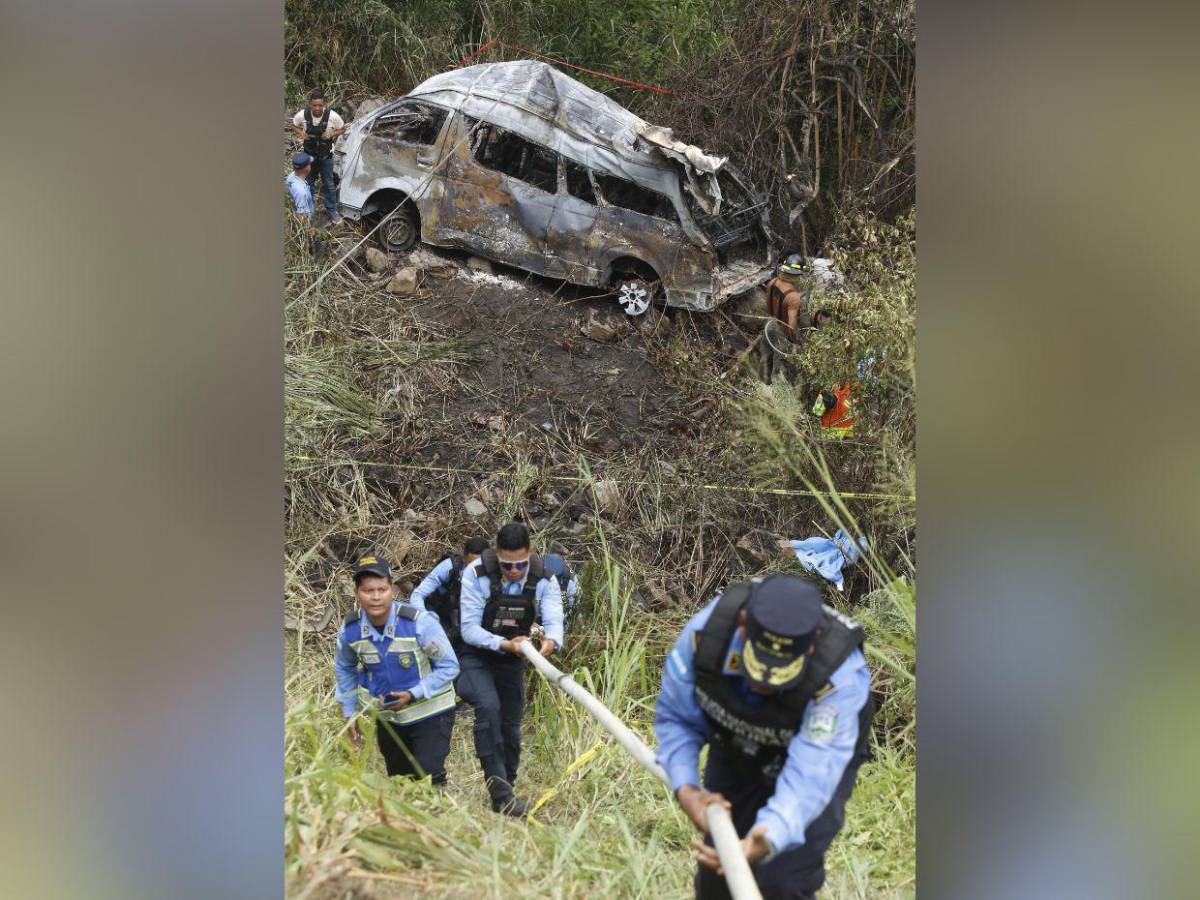Iba a exceso de velocidad y se llevó un poste: lo que se sabe de fatal accidente en Cofradía