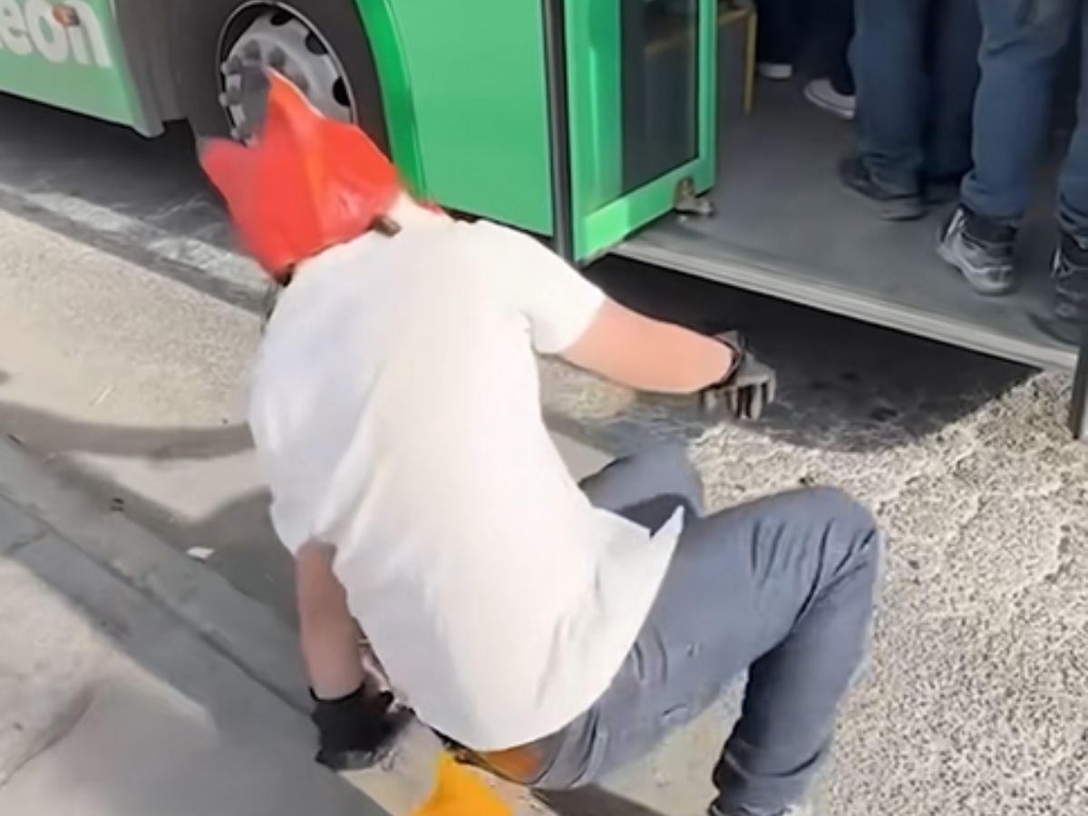 Por eso los atropellan: conductor de un autobús le cerró la puerta a un joven 'therian'