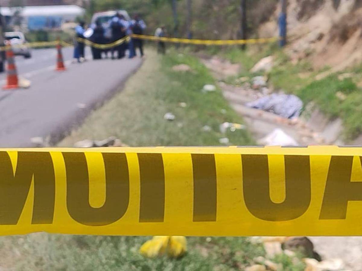 Envuelto en sábanas: así hallaron cadáver en el kilómetro nueve de la carretera al norte