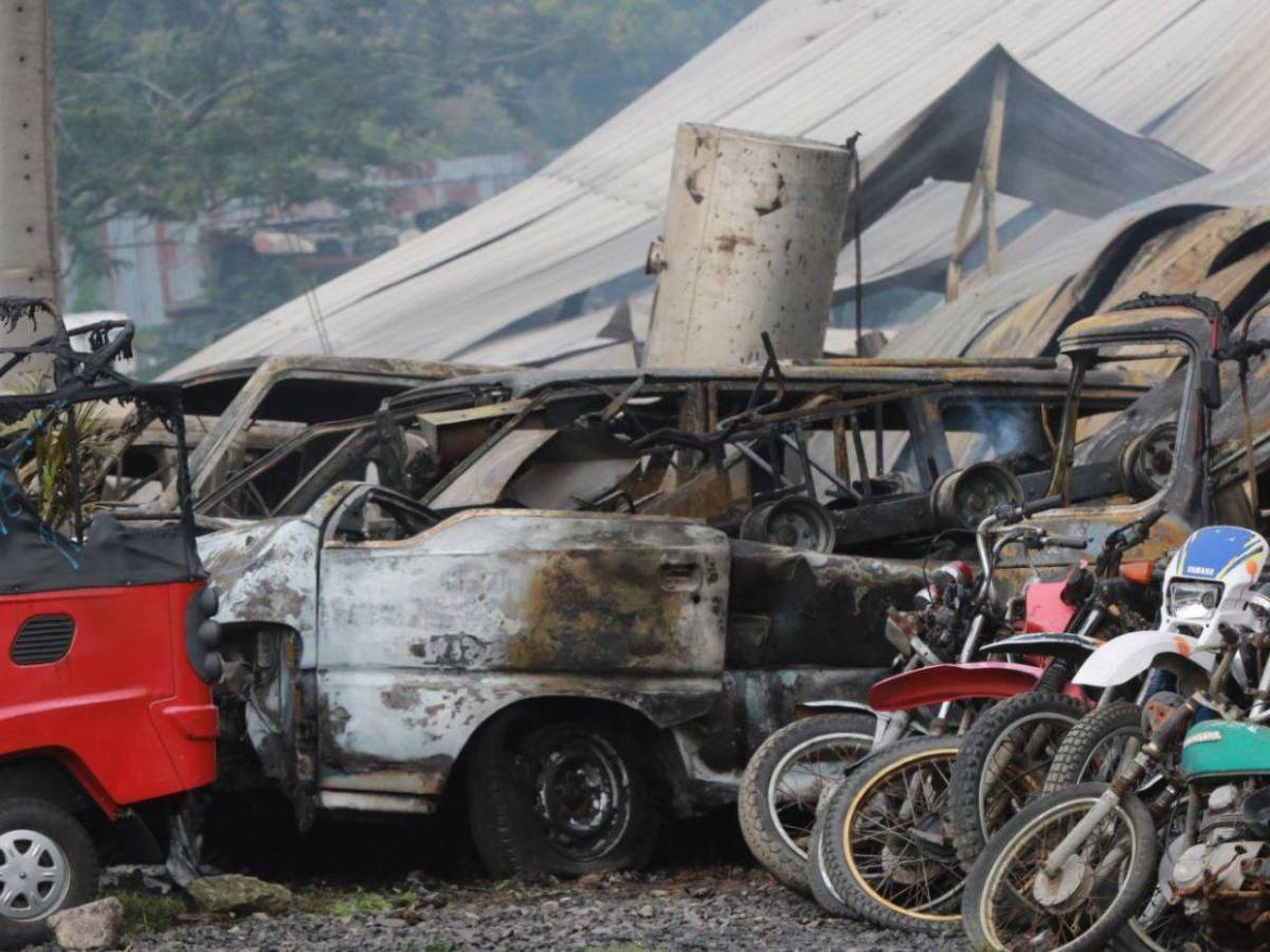 Vehículos calcinados y pérdidas cuantiosas: imágenes del incendio en yonker de Santa Ana