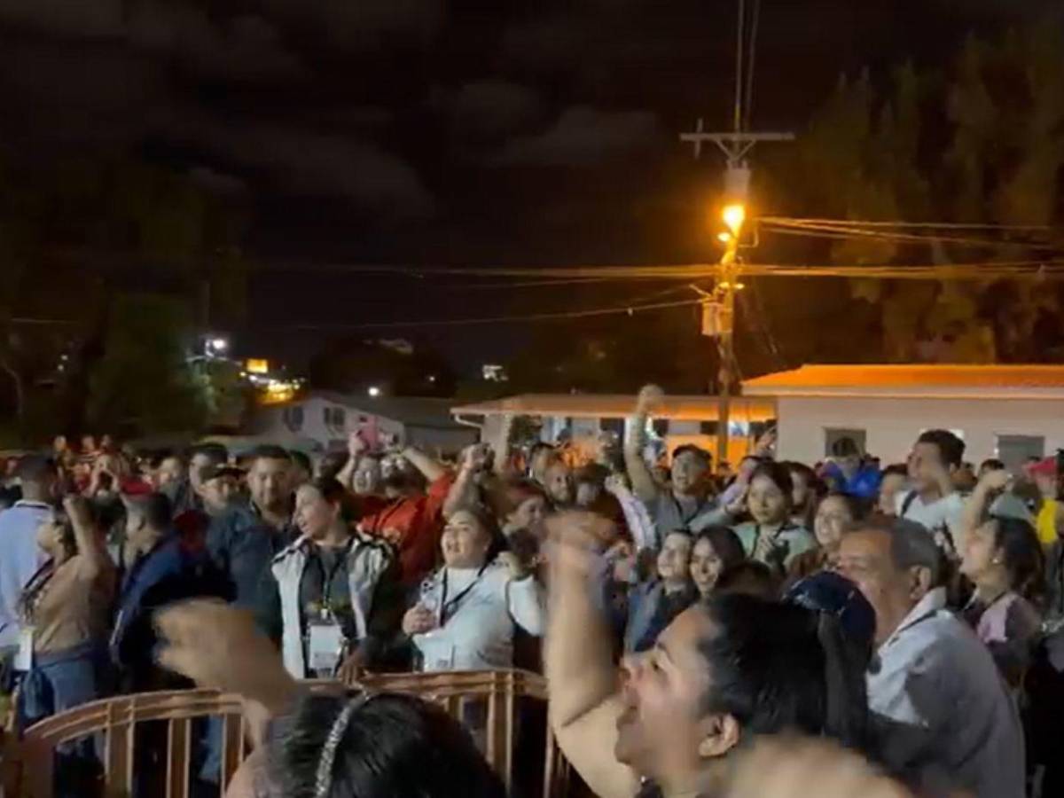 Voto por voto: tensión en las afueras del CLE en el Infop por retraso en recuento electoral