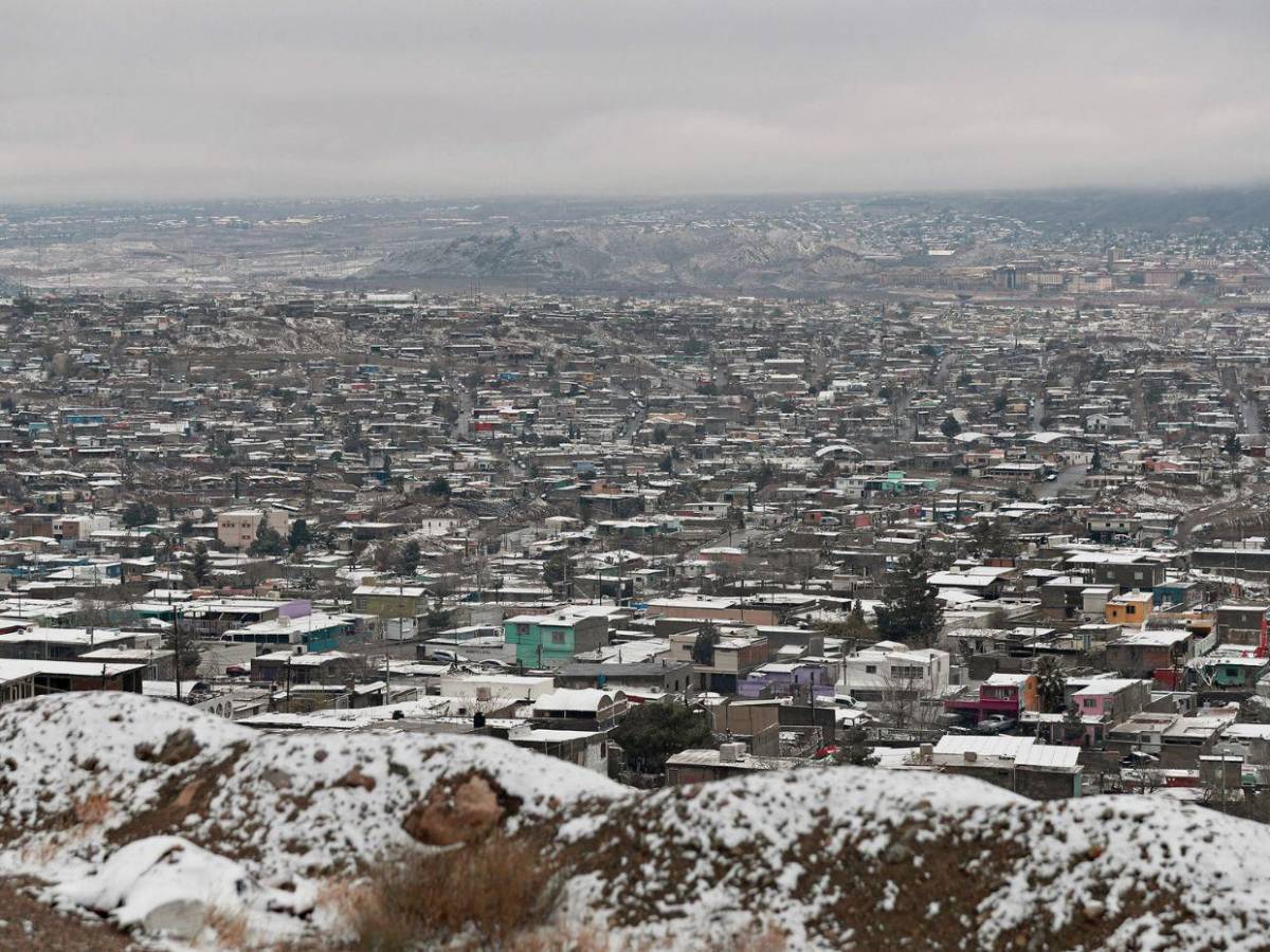 Ciudad Juárez se cubre de nieve tras intensa tormenta invernal